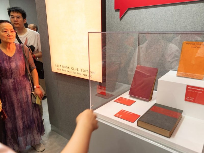 Ранните издания на “Червена звезда над Китай” бяха представени в Шанхай за отбелязване на годишнината от Втората световна война