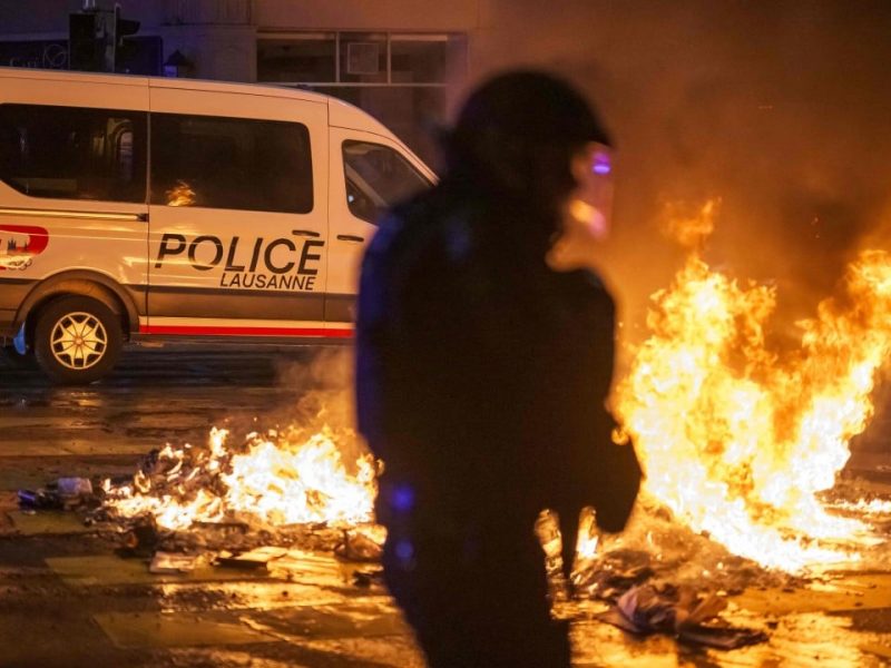 Полицията в Лозана е изправена пред нова криза, след като смъртта на тийнейджър предизвика трета нощ на насилие в швейцарския град