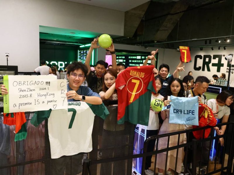 Кристиано Роналдо изненада феновете с посещение на музей в Цин Ша Цуй в Хонконг