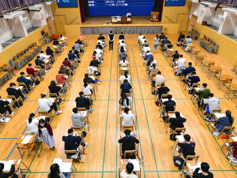 Борба за университетските петна в Хонконг, за да се загрее като още 150 000 тийнейджъри, отговарящи на условията