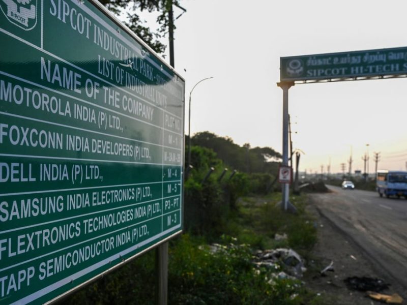 Натискът на Apple в Индия е тестван, тъй като Foxconn изтегля 300 китайски служители