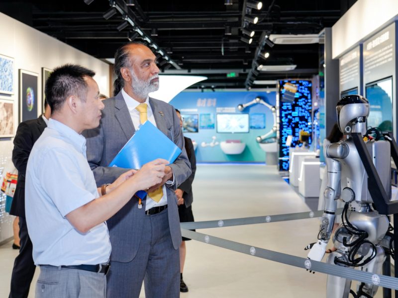 Служители на ООН посещават университета Фудан, за да популяризират AI сътрудничество