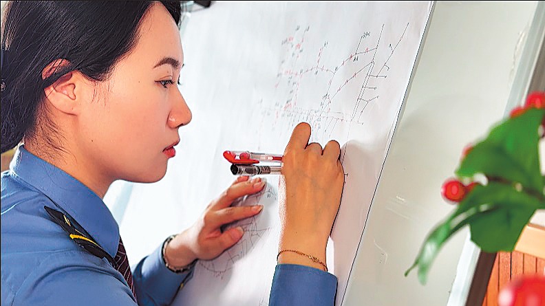 Железопътният служител черпи цялата мрежа от паметта