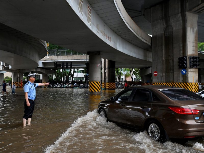 Наводненията крият хаос, силен дъжд да продължат