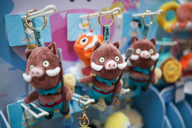 Глобални купувачи се стичат в Дунгуан в Южен Китай за креативно производство