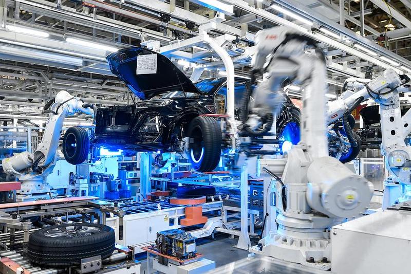 Индустриалните печалби на Китай намаляват с по-бавни темпове през юли