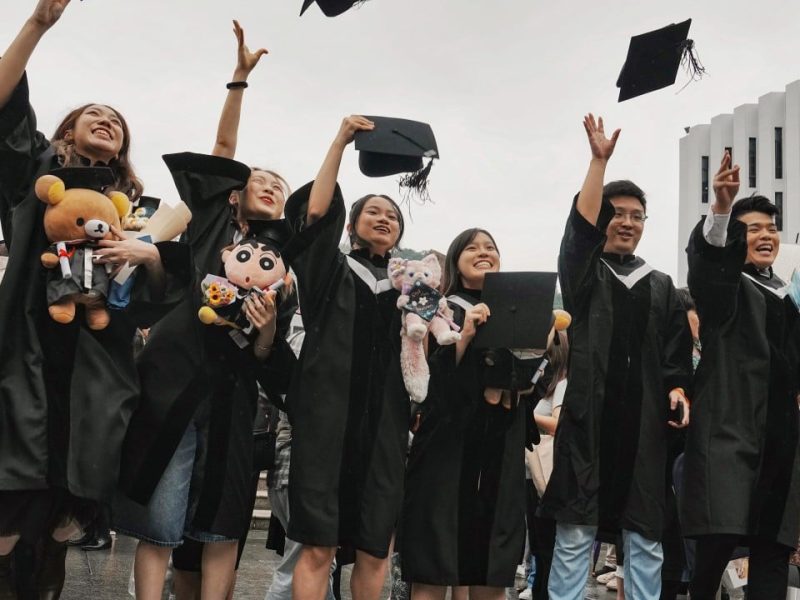 Завършилите Хонконг могат да очакват фиксирано заплащане или 5% спад тази година, казват експерти