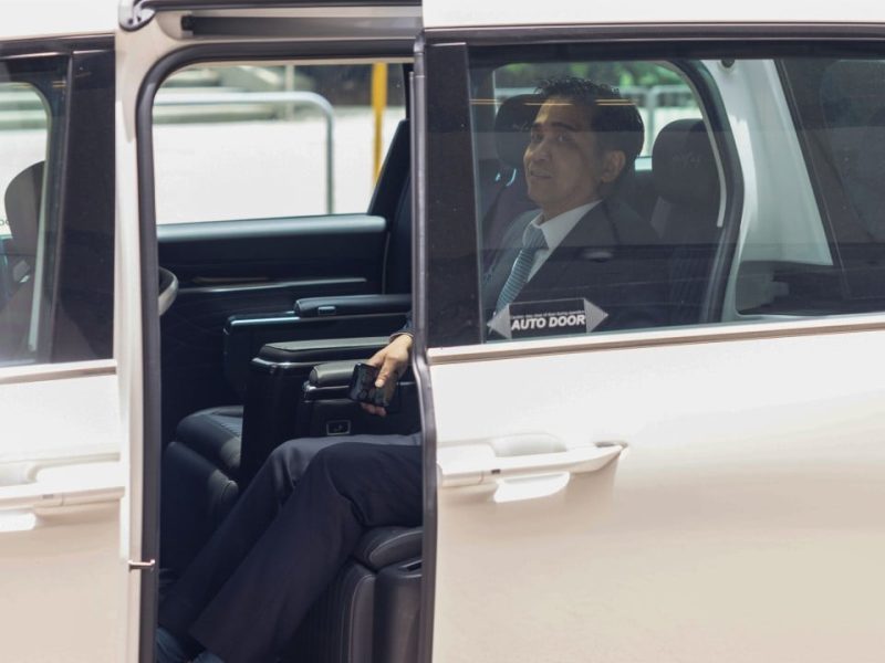 Хонконгски лидер на строителството, предоставен на обществено обслужване за шофиране на напитки