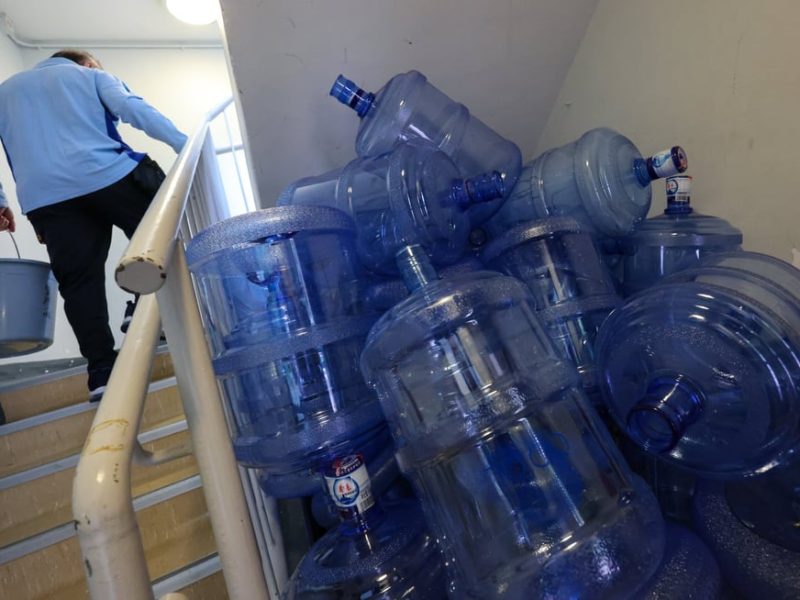 Хонконгски бизнесмен е обвинен в измама, съпругата му е освободена под гаранция в скандал с доставките на вода