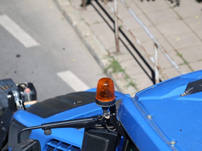 Повторно хванаха 31-годишен мъж без книжка за трактор – Новини Разград