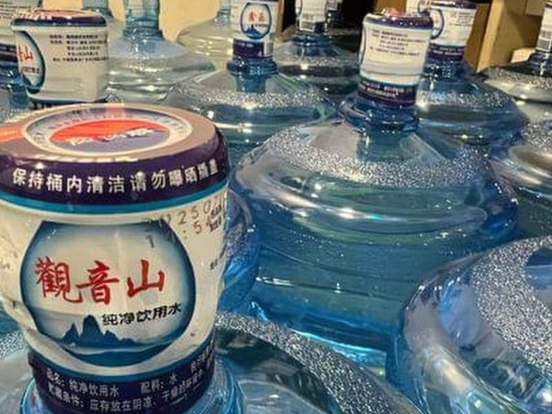 Правителството на Хонконг е изправено пред контрол заради скандала с обществените поръчки за бутилирана вода