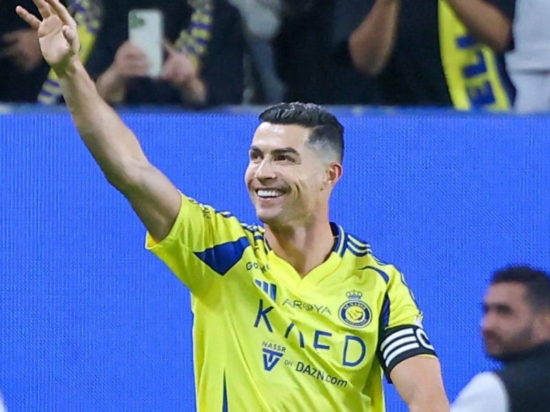 Кристиано Роналдо в Хонконг: фенове се събират в хотела за пристигането на Ал-Насър