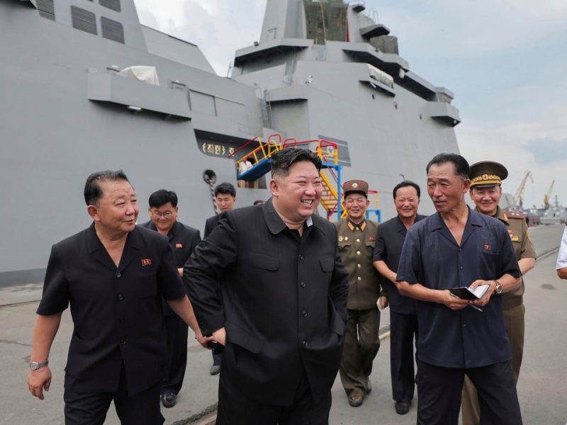 Ким инспектира севернокорейския ядрен военен кораб, атакува “волята на САЩ и Сеул да разпалят война”