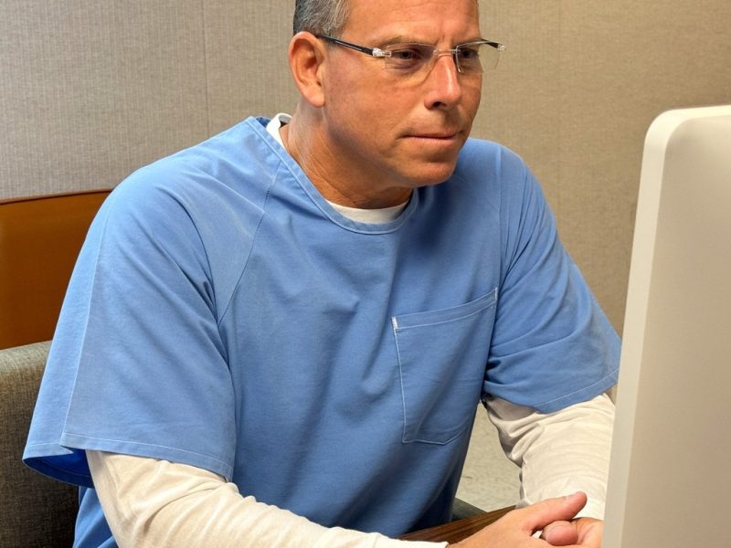 Братята Менендес отказаха условно освобождаване за убийства от 1989 г., след като нарушиха правилата на затвора