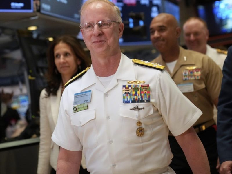 Новият висш адмирал поема управлението на ВМС на САЩ на фона на военни уволнения