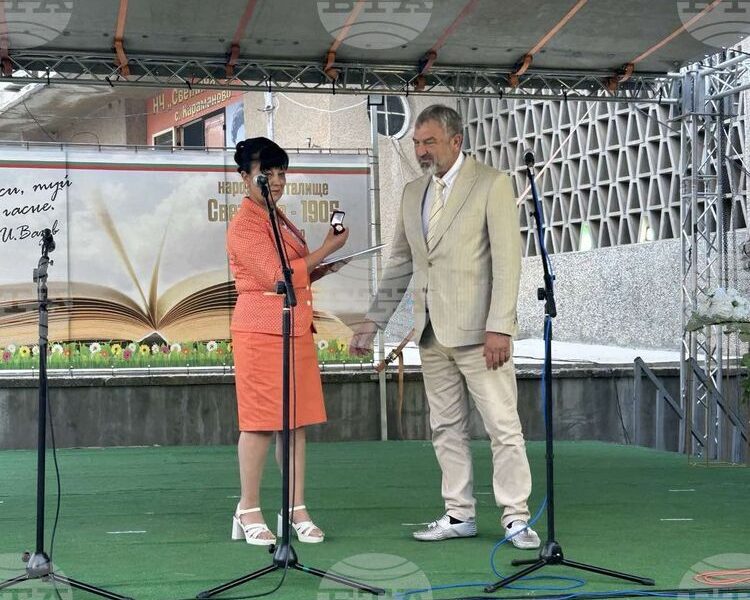 Областна администрация Русе: Читалището в Караманово стана на 120 години, председателят на културната институция Румяна Николаева бе удостоена със знака на областния управител Драгомир Драганов