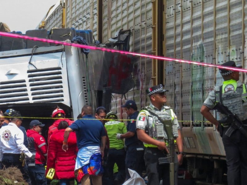 8 мъртви след влака на стоки се забива в автобус пред Мексико Сити