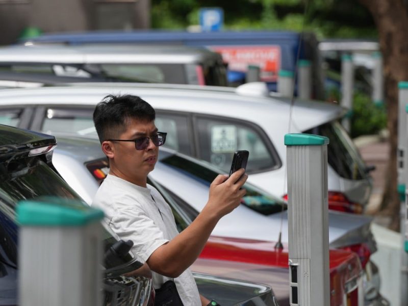 Таксиметровите шофьори мърморят, докато Хонконг удвоява такса за паркиране