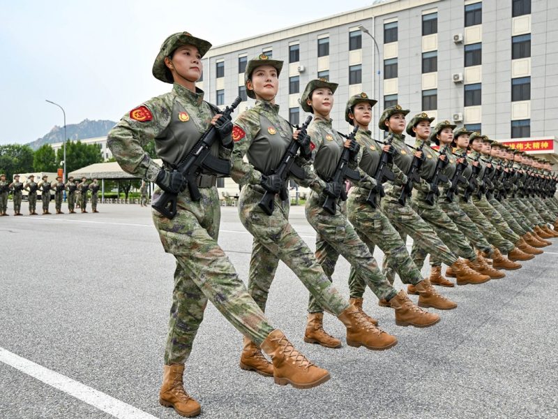 Участници, заети с подготовката за предстоящ военен парад на V-Day в Пекин