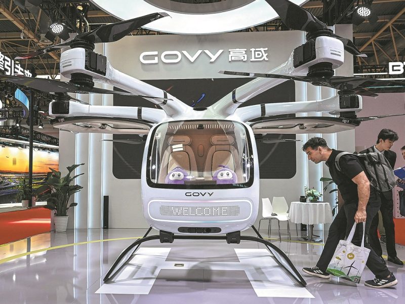 Икономиката на ниската надморска височина на страната цели небето високо