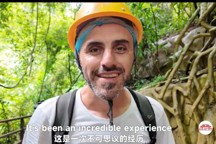 Приключенията на блогърите на европейските пътувания в рай на Xishuangbanna