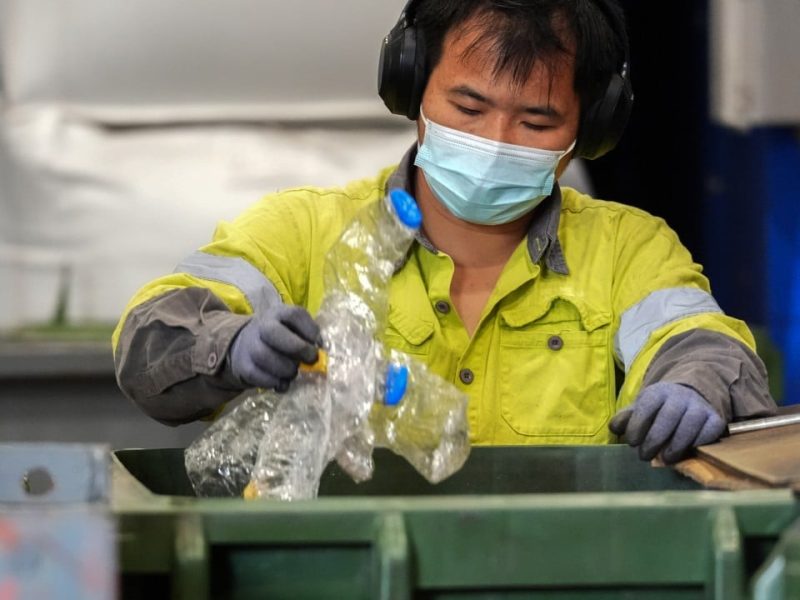 Силна обществена обратна реакция зад текущото задържане на таксите за отпадъци в Хонконг: министър