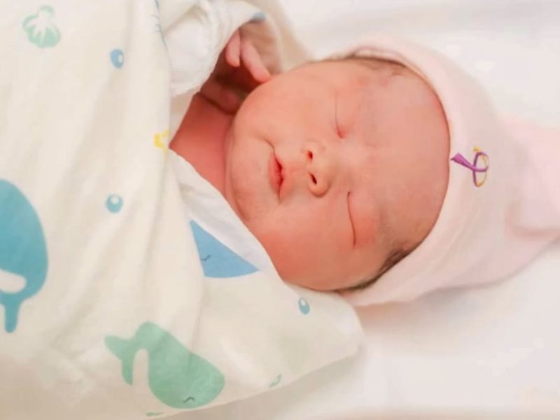 58 -годишната Хонконгска жена ражда момиче като поздравления наводнява социалните медии