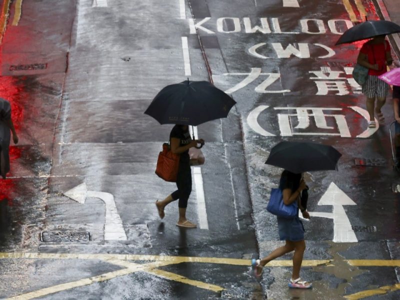 Хонконг може да се изправи срещу ветровития, мокър уикенд като потенциални форми на тропически циклон