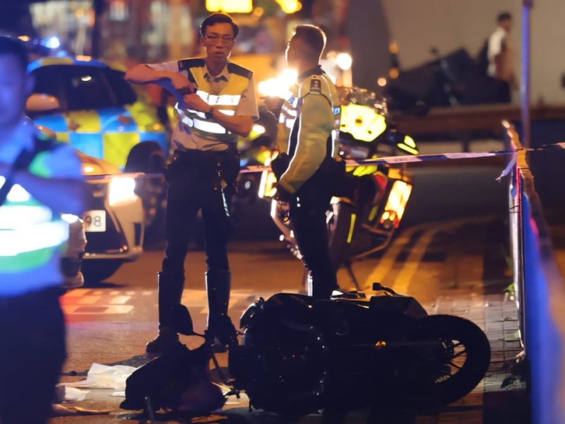 27-годишният мотоциклетист в Хонконг, убит при инцидент, в който участват 2 двуетажни автобуса