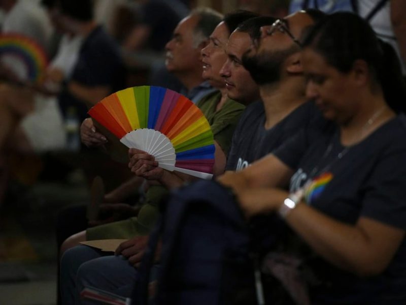 LGBTQ католиците празнуват новото чувство за приемане в поклонението на светата година в Рим