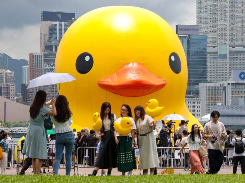 Любимата голяма патица на Хонконг се завръща и носи приятели на парада на брега на морето