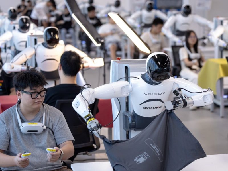 Китай разкрива гигантски „лагери за зареждане на роботи“, за да тренира водещите световни хуманоиди