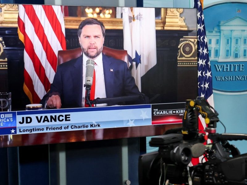 JD Vance е домакин на шоуто на Чарли Кирк, обещава да почете приятел, като е по -добър съпруг