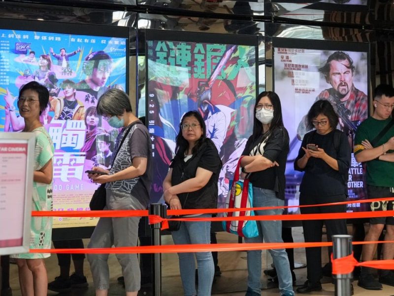 Hongkongers опашка, за да се справят с билетите за кино на националния ден на половин цена