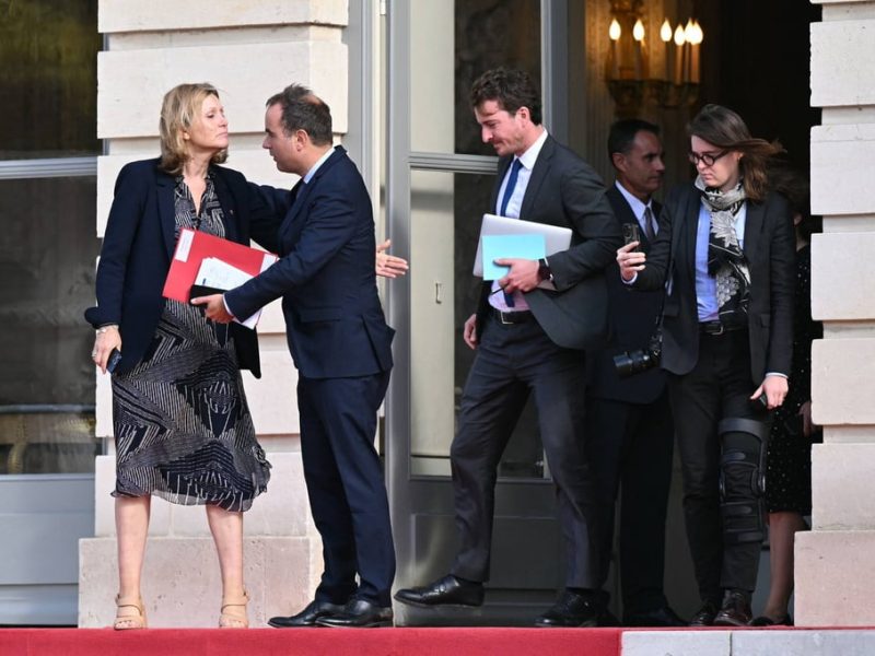 Защо новите колеги от премиера на Франция са с глава на премиера?