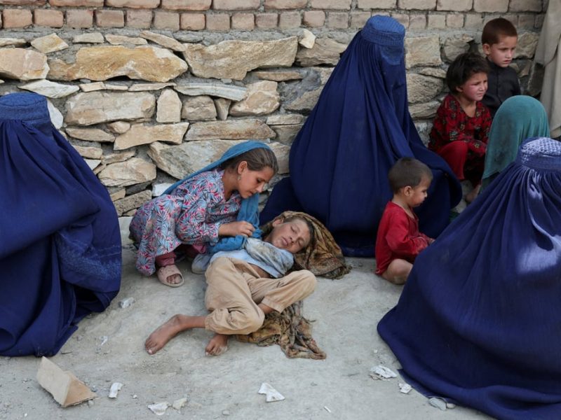 Който призовава талибаните да премахнат ограниченията на жените помощ на работниците след земетресенията в Афганистан