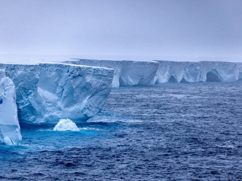 Един от най -големите айсберги на Земята се разпада, може да изчезне след седмици