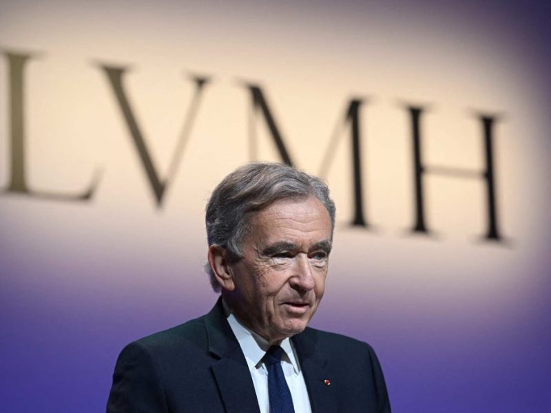 Волята на Армани поставя сцената за продажбата на модната му империя в изненадващ обрат