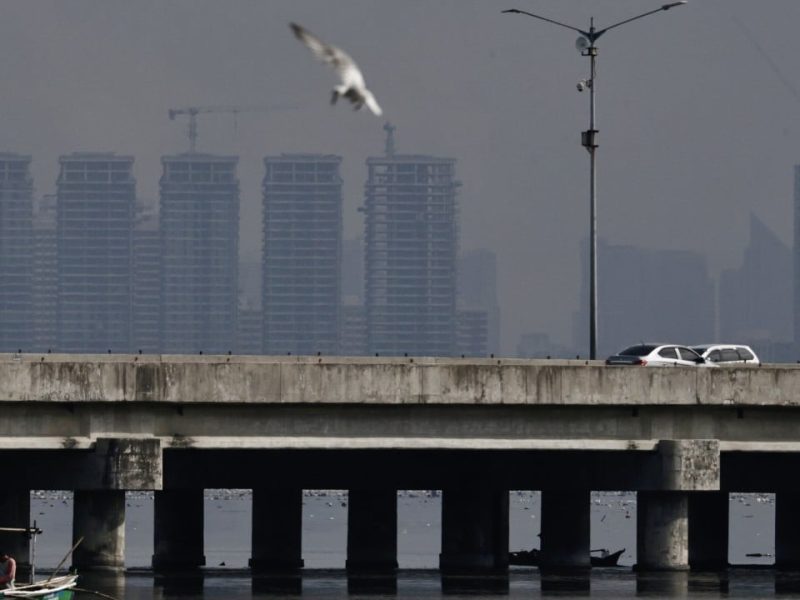 Хиляди бягат от филипинското крайбрежие, когато тропическата буря Fengshen връхлита сушата