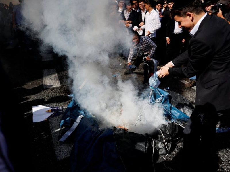 Ултраортодоксални мъже се събраха в Йерусалим, за да се противопоставят на плановете на Израел за набиране на военна служба
