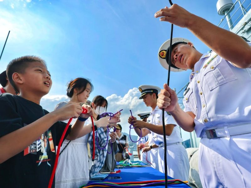 Hongkongers обиколка PLA Военноморски кораби като стажанти пробиват местни деликатеси