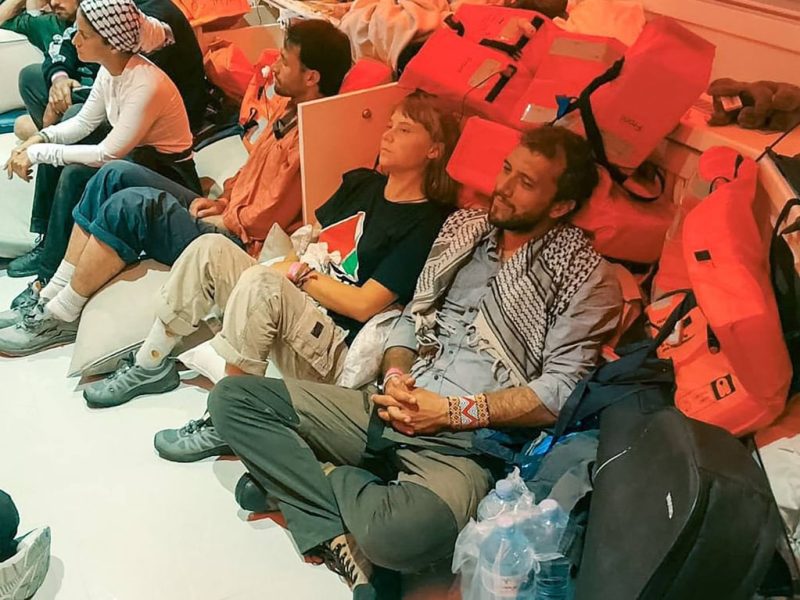 Thunberg сред 171, депортирани от Израел, както твърдят, че Газа активисти твърдят, че малтретирането