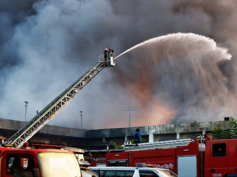 Пожар в главния товарен терминал на летището в Бангладеш води до закъснения на полети, отклонения