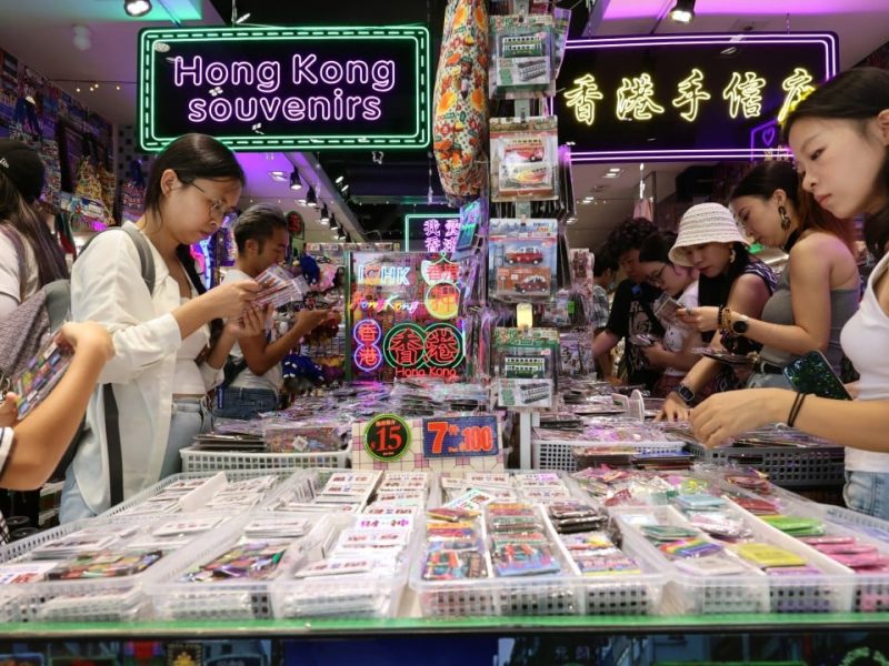 Търговците на дребно в Хонконг развеселиха бума на продажбите, но увеличенията за наем на пазара може да не следват скоро време