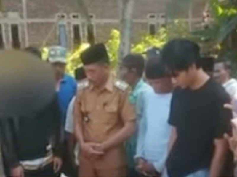 Мъж от Индонезия се изправя срещу изневеряващата съпруга, като я предава на любовника си в замяна на пари и крава