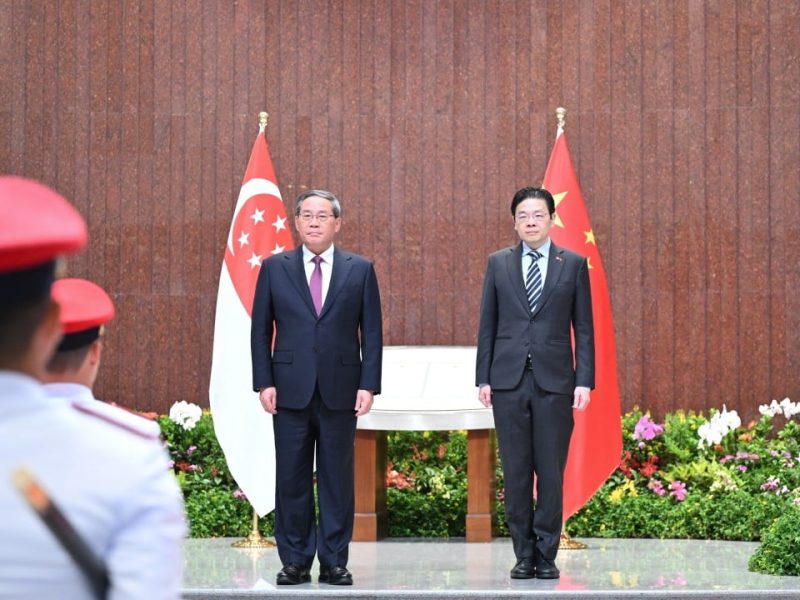 Сингапур и Китай обещават да се борят за свободна търговия, докато Ли Цян посещава град-държава
