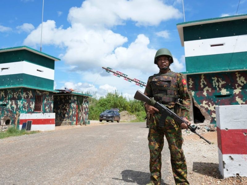 Силите на мианмарската хунта си връщат ключовия град по търговския път към Китай