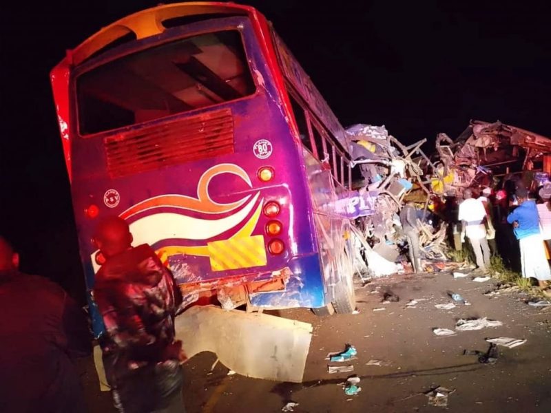 Автобуси се сблъскаха „челно“ в Уганда, убивайки най-малко 46 души