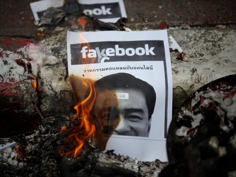 Тайландски съдебни затвори 11 привърженици на Таксин през 2010 г.