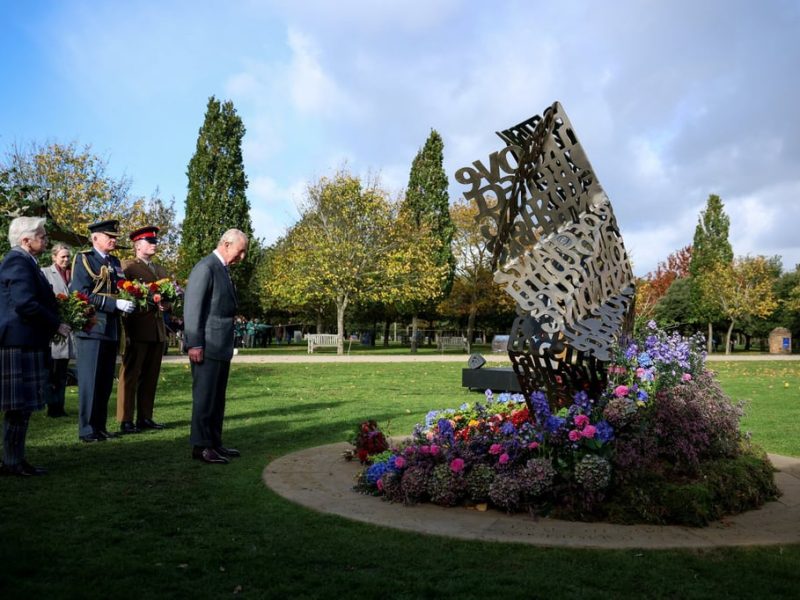 Крал Чарлз открива първия мемориал на ЛГБТ въоръжените сили в Обединеното кралство